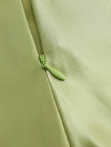 Robe courte satinée à col bénitier et bretelles fines