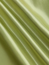 Robe courte satinée à col bénitier et bretelles fines