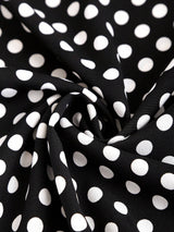 Robe noire à pois col en V et épaules structurées