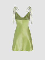 Robe courte satinée à col bénitier et bretelles fines