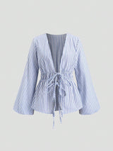 Blouse à manches évasées avec ceinture nouée et rayures