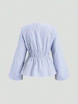 Blouse à manches évasées avec ceinture nouée et rayures