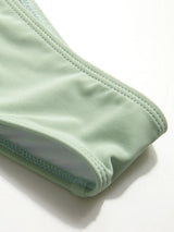 Ensemble bikini triangle col montant noué avec tenue de plage en maille