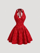 Robe courte dos nu à taille marquée et coupe évasée