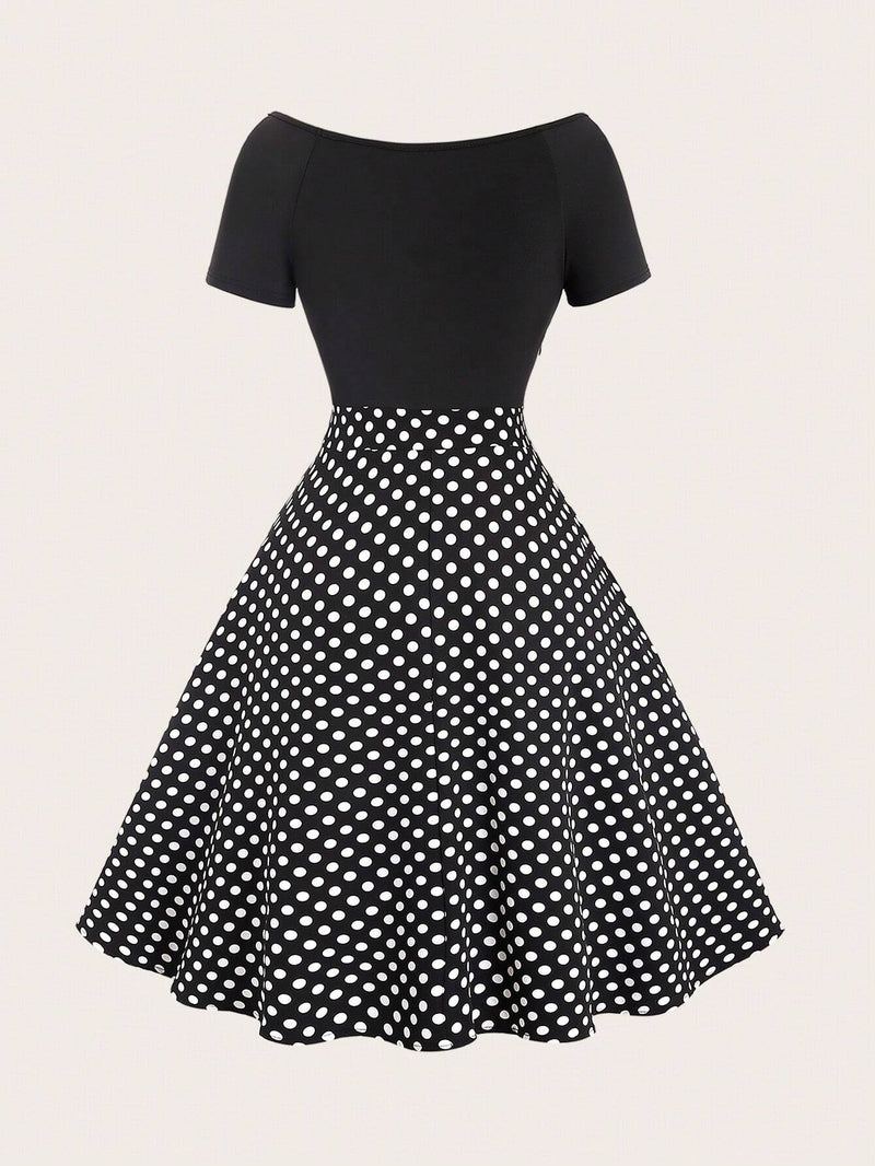 Robe noire à pois col en V et épaules structurées