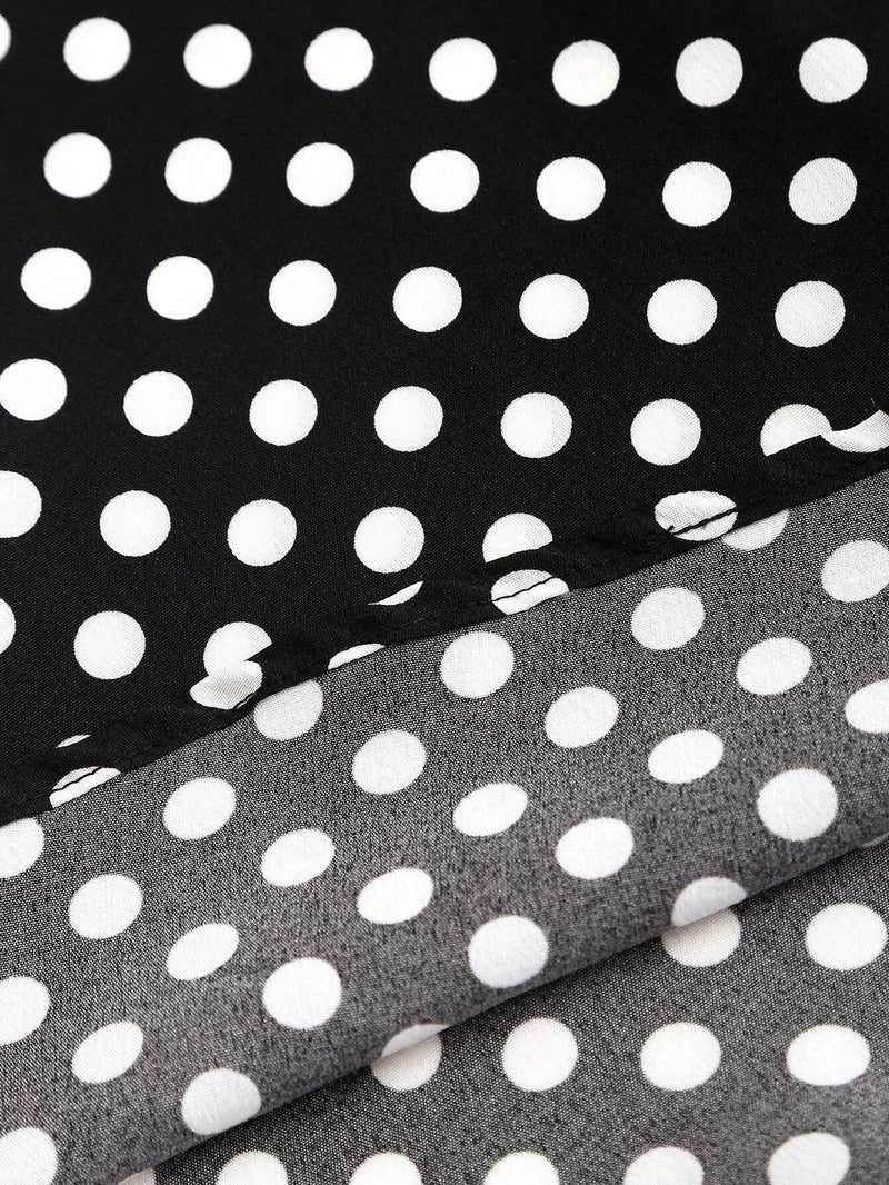 Robe noire à pois col en V et épaules structurées