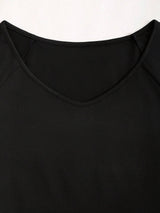 Robe noire à pois col en V et épaules structurées