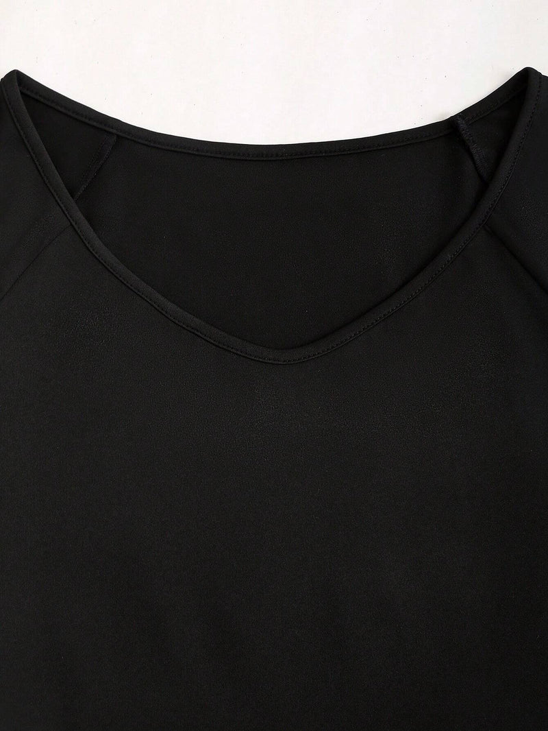 Robe noire à pois col en V et épaules structurées