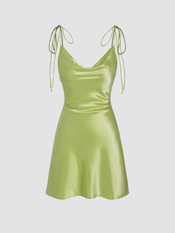 Robe courte satinée à col bénitier et bretelles fines