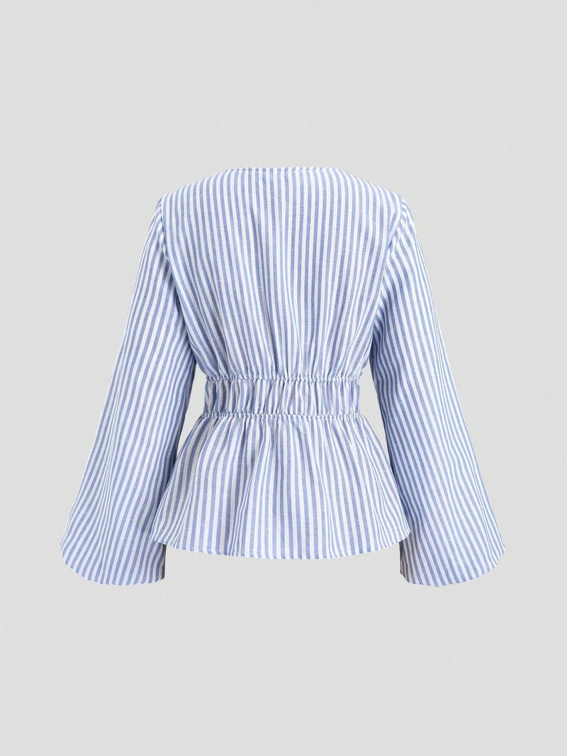 Blouse à manches évasées avec ceinture nouée et rayures