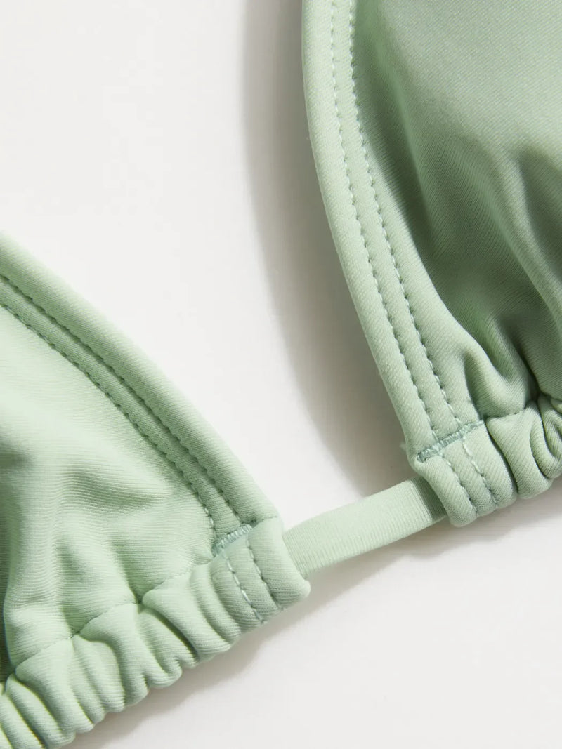 Ensemble bikini triangle col montant noué avec tenue de plage en maille