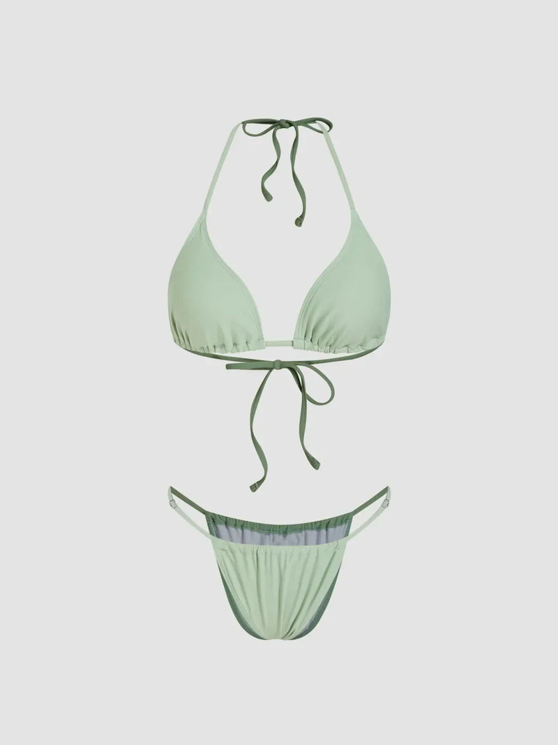 Ensemble bikini triangle col montant noué avec tenue de plage en maille
