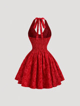 Robe courte dos nu à taille marquée et coupe évasée