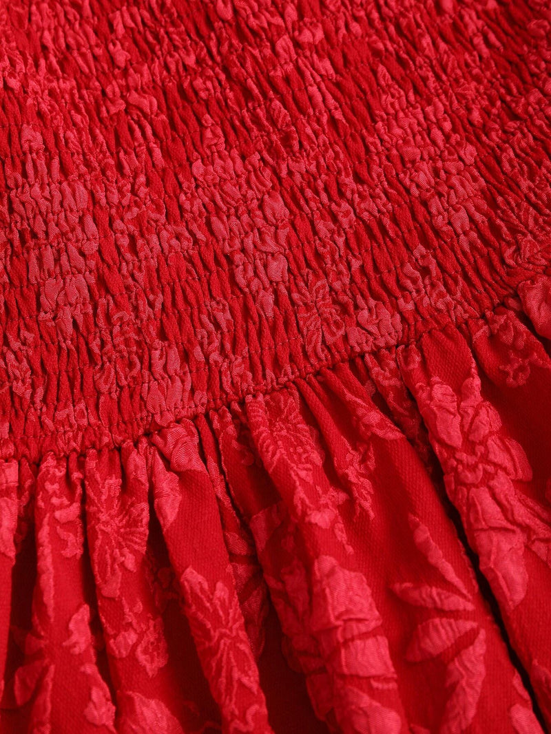 Robe courte dos nu à taille marquée et coupe évasée