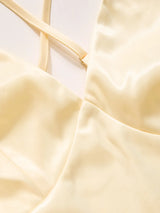 Robe longue en satin à col V croisé coupe sirène asymétrique