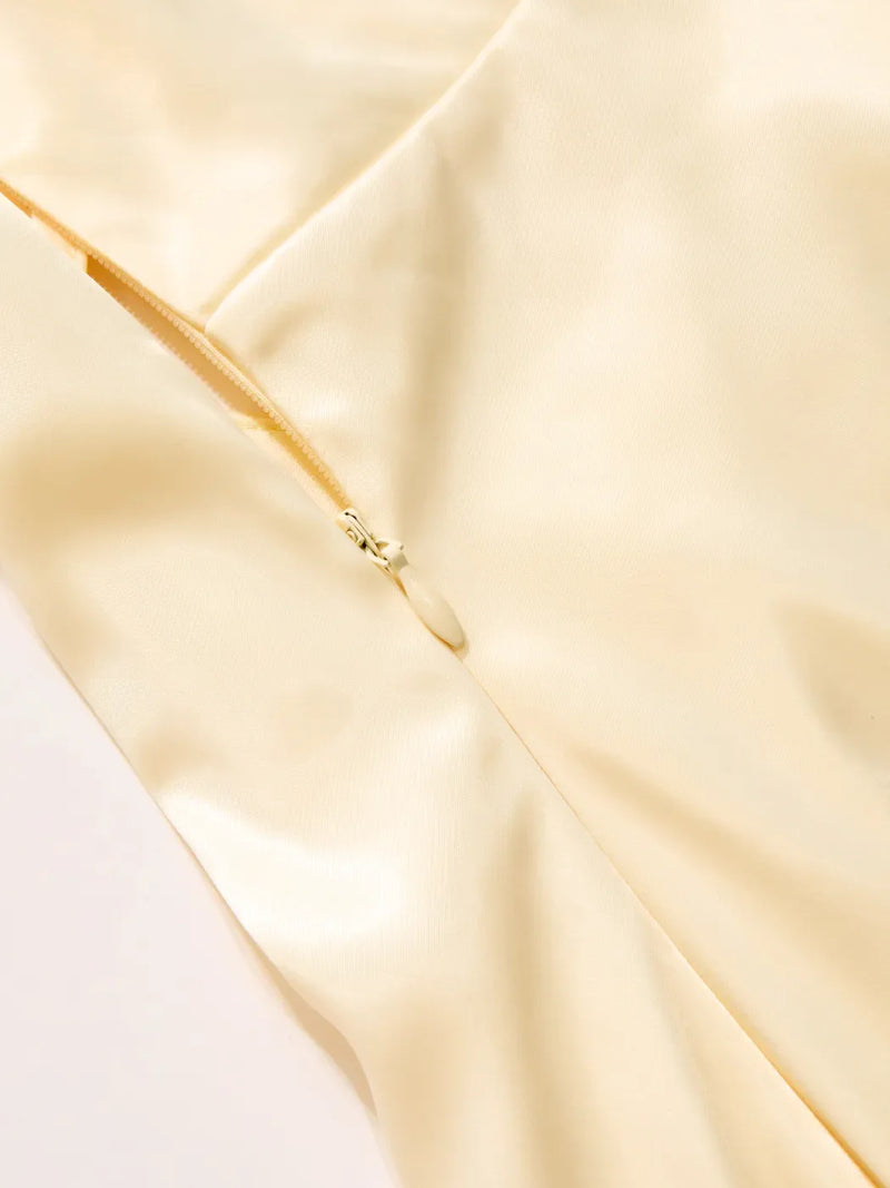 Robe longue en satin à col V croisé coupe sirène asymétrique