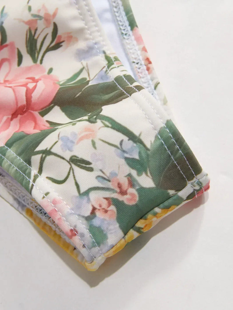 Ensemble bikini floral sans bretelles avec bords froncés style laitue